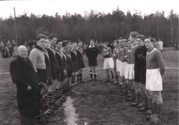 Vor dem Anpfiff des Pokalendspiels. Concordia links, der Nordhorner ”Zweitligist” rechts